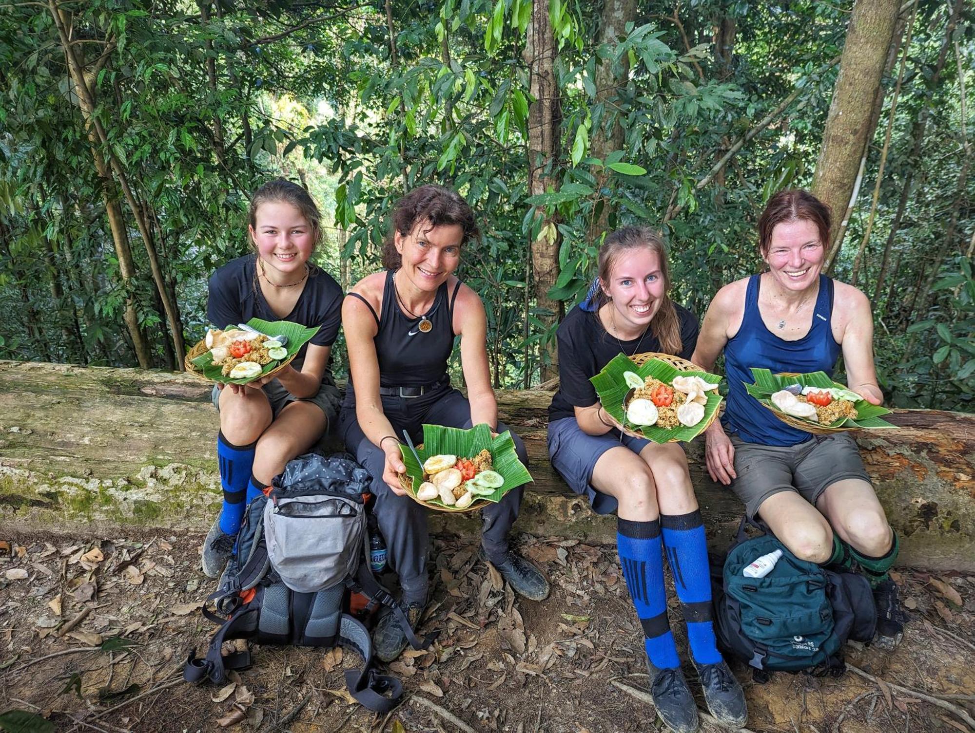 Thejungleguide - Lodges & Treks Букит Лаванг Екстериор снимка